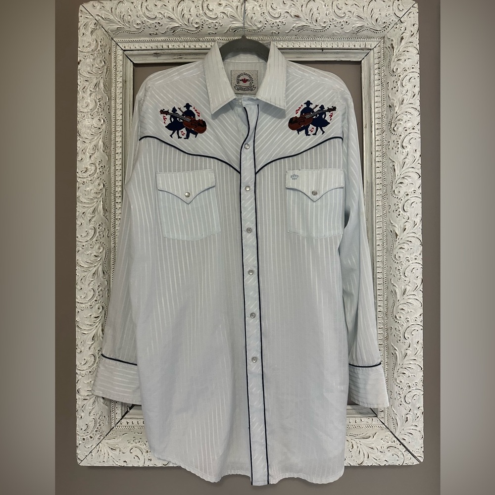 Vintage Mid West Garment Western Embroidered Shirt. No size tag. ❣️